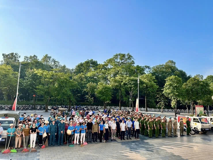 Phường Sơn Tây ra quân tổng vệ sinh môi trường, lan tỏa khí thế thi đua hướng tới Đại hội Đảng bộ phường lần thứ I