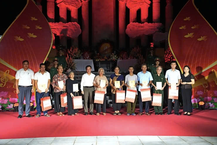Phường Sơn Tây thắp nến tri ân các anh hùng liệt sĩ nhân kỷ niệm 78 năm Ngày Thương binh - Liệt sĩ