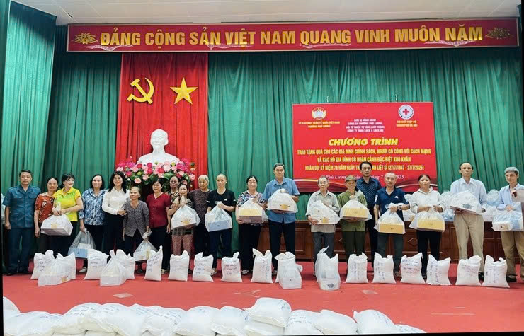 Phường Phú Lương lan tỏa nghĩa tình tri ân: 94 phần quà gửi tới gia đình chính sách, người có công