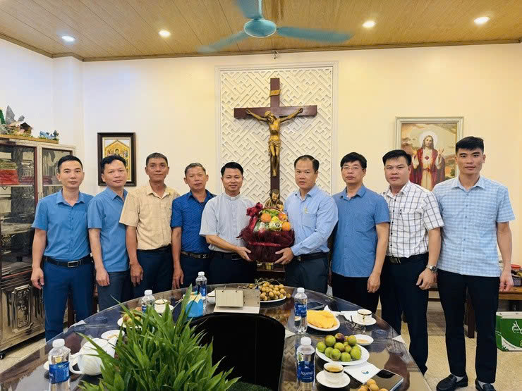 Lãnh đạo phường Phú Lương thăm, chúc mừng giáo dân Thanh Lãm: Thắt chặt đoàn kết, lan tỏa tinh thần “tốt đời, đẹp đạo”