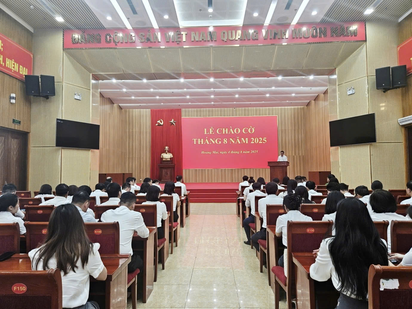 Phường Hoàng Mai tổ chức lễ chào cờ tháng 8: Khơi dậy tinh thần trách nhiệm, lan tỏa khí thế sau Đại hội Đảng bộ lần thứ I