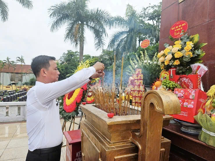 Phường Hoàng Mai dâng hương tri ân anh hùng liệt sĩ, lan tỏa truyền thống “Uống nước nhớ nguồn”