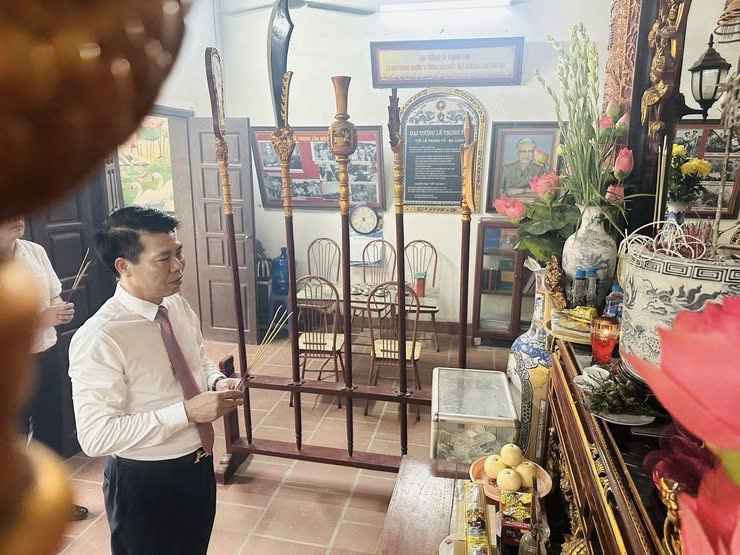 Phường Yên Nghĩa dâng hương tưởng niệm Anh hùng liệt sĩ và cố Đại tướng Lê Trọng Tấn nhân dịp 27-7