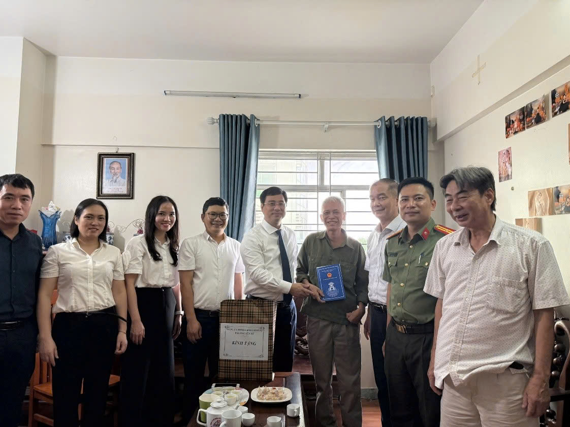 Phường Yên Sở tri ân người có công nhân kỷ niệm 78 năm Ngày Thương binh - Liệt sĩ
