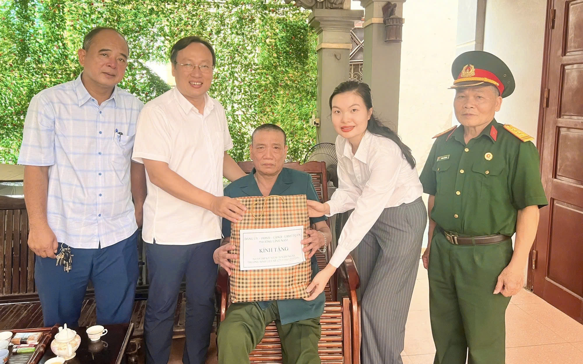 Phường Lĩnh Nam thăm hỏi, tri ân gia đình chính sách nhân kỷ niệm Ngày Thương binh - Liệt sĩ