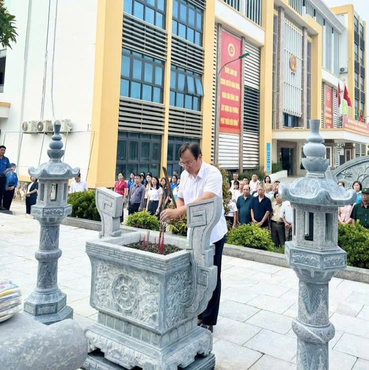 Phường Lĩnh Nam tổ chức lễ dâng hương tưởng niệm các anh hùng liệt sĩ