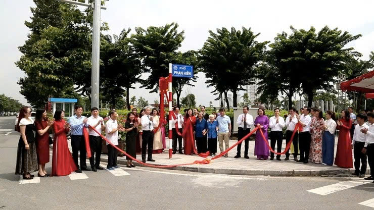 Phường Dương Nội gắn biển hai tuyến phố mang tên danh nhân Phạm Khắc Hoè và Phan Hiền