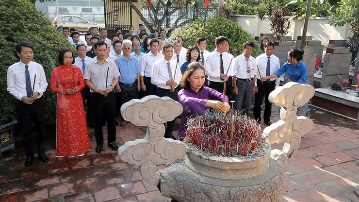 Đoàn đại biểu phường Dương Nội dâng hoa, thắp hương tri ân liệt sĩ trước thềm Đại hội Đảng bộ phường lần thứ I