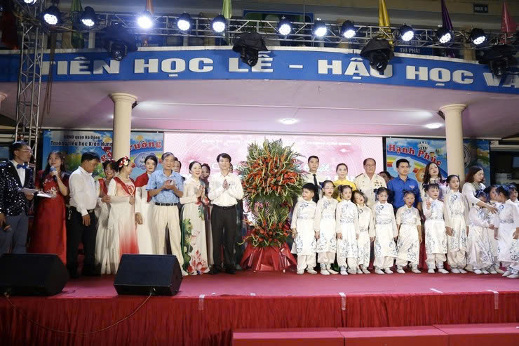 Phường Kiến Hưng rực rỡ đêm nghệ thuật “Mãi mãi niềm tin theo Đảng” chào mừng thành công Đại hội Đảng bộ phường lần thứ I