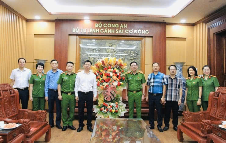 Lãnh đạo phường Xuân Phương thăm, chúc mừng lực lượng Công an nhân dịp 80 năm truyền thống: Gắn kết vì bình yên của nhân dân