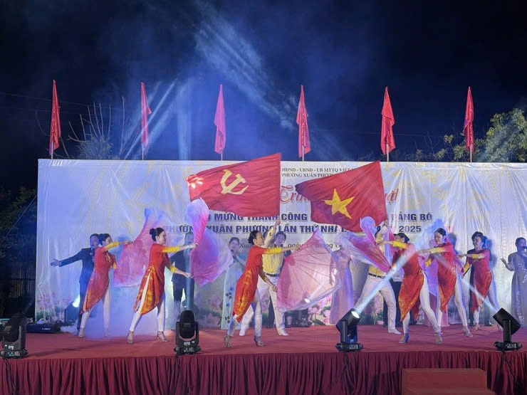 Phường Xuân Phương rộn ràng đêm nghệ thuật chào mừng thành công Đại hội Đảng bộ lần thứ I