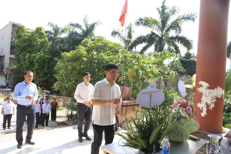 Phường Xuân Phương dâng hương tưởng niệm Chủ tịch Hồ Chí Minh, tiếp thêm động lực cho nhiệm kỳ mới