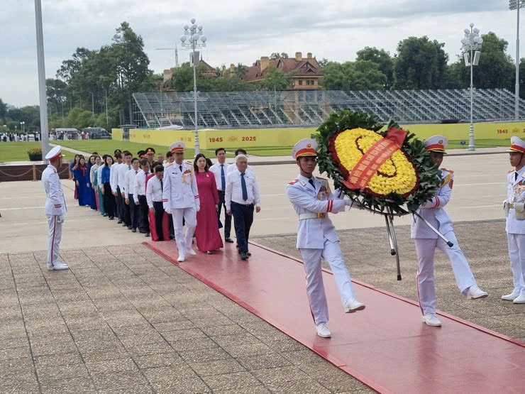 Đoàn đại biểu phường Đại Mỗ dâng hương tri ân, vào Lăng viếng Bác, quyết tâm tổ chức thành công Đại hội Đảng bộ lần thứ I