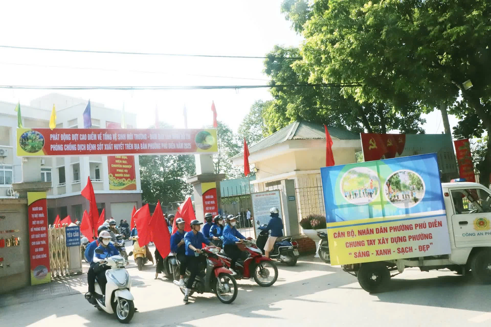 Phường Phú Diễn ra quân tổng vệ sinh môi trường và phòng chống sốt xuất huyết, lan tỏa phong trào “Sáng - Xanh - Sạch - Đẹp”
