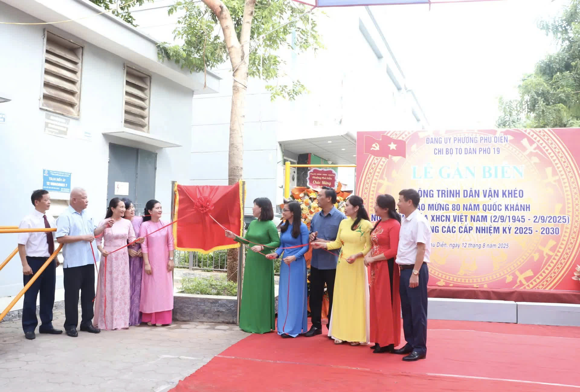 Phường Phú Diễn gắn biển công trình “Dân vận khéo”, lan tỏa mô hình sân chơi cộng đồng từ sức dân