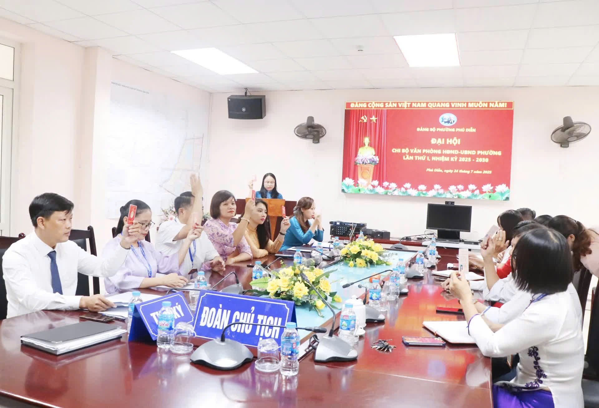 Chi bộ Văn phòng HĐND - UBND Phú Diễn sẵn sàng cho nhiệm kỳ mới