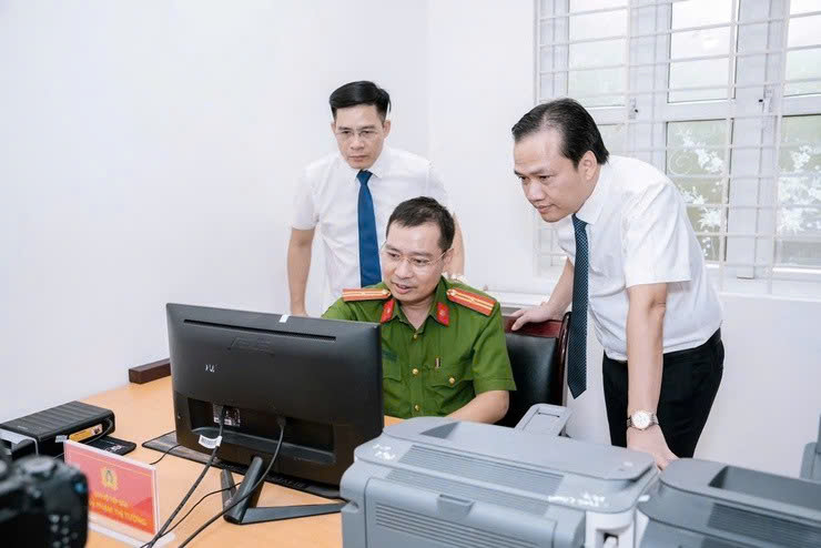 Phường Đông Ngạc tổng lực triển khai đổi thẻ đảng viên: Huy động tối đa hệ thống chính trị, làm việc ba ca liên tục