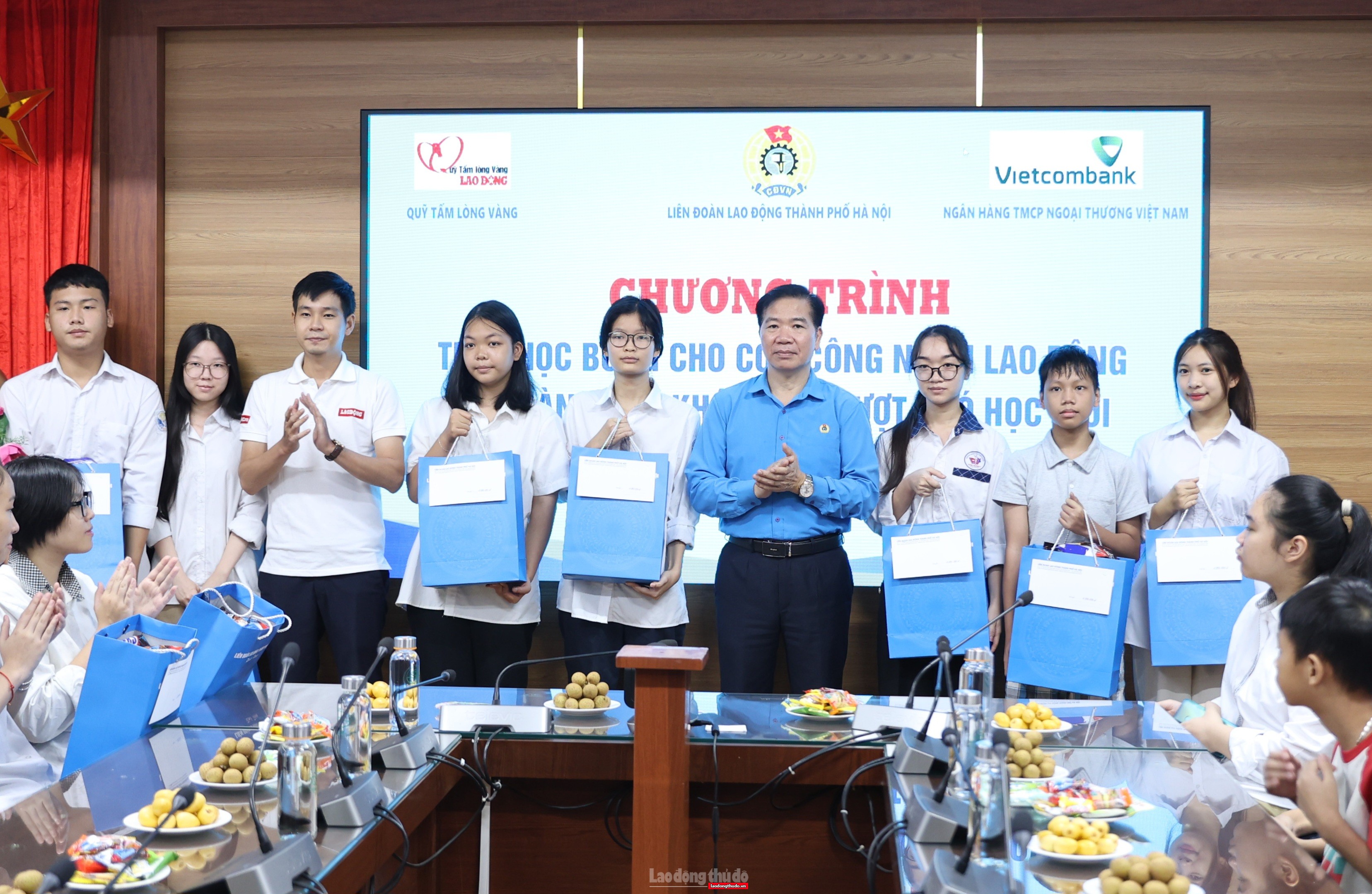 Lan tỏa yêu thương: Công đoàn Thủ đô trao học bổng và hỗ trợ công nhân môi trường đô thị Hà Nội