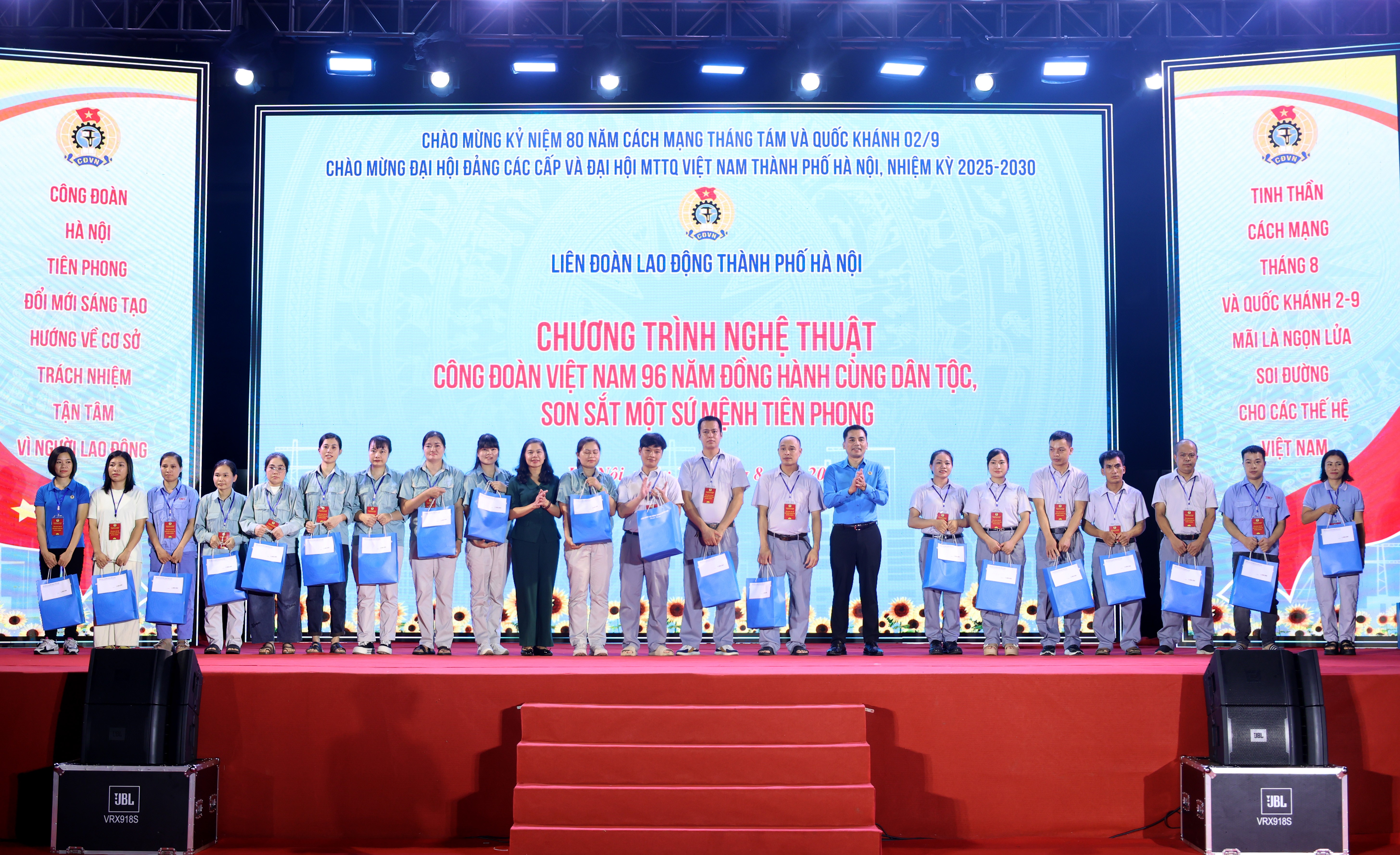 Sâu lắng tự hào - rạng ngời khí thế mới trong chương trình nghệ thuật tri ân công nhân Thủ đô