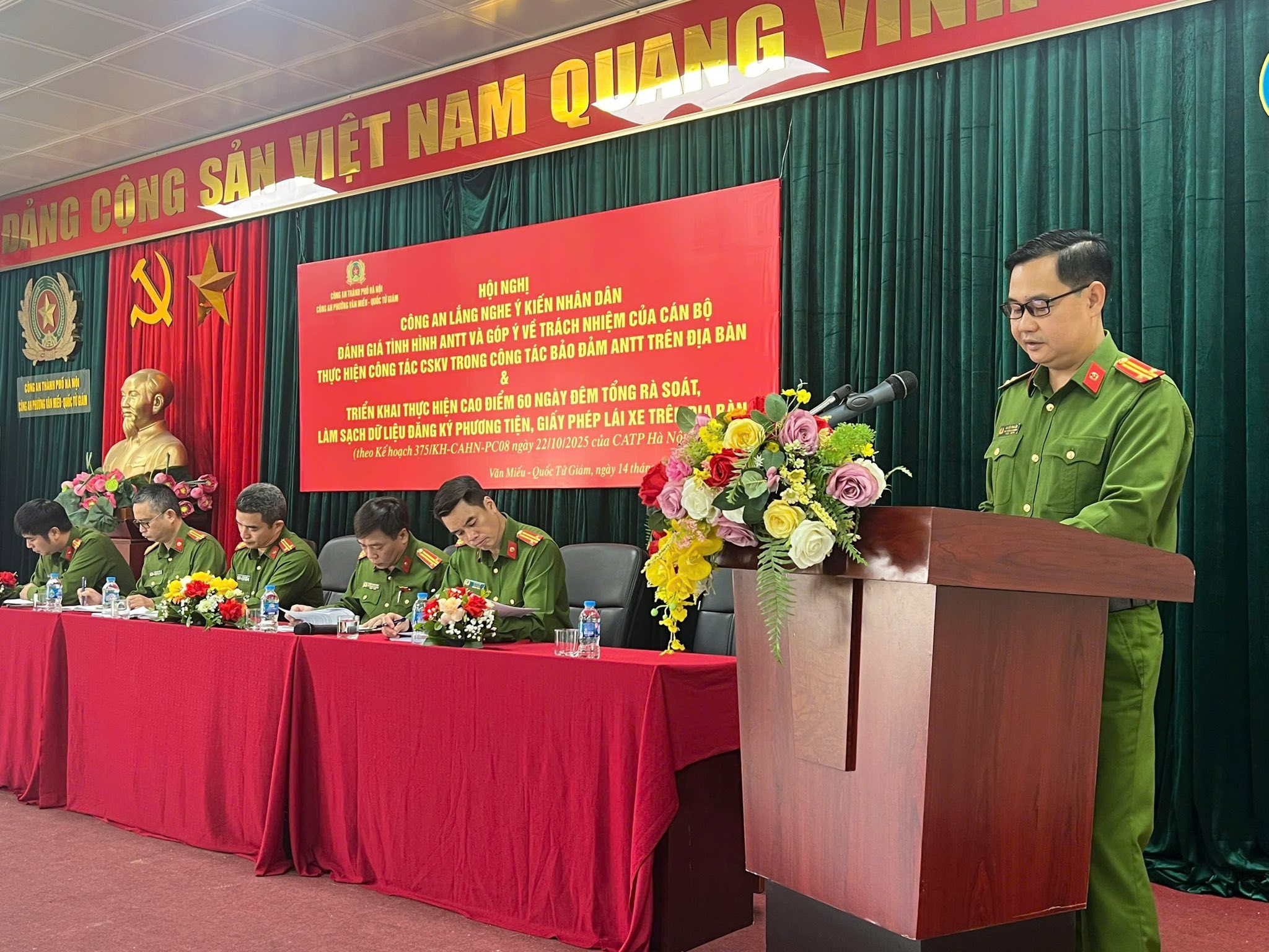 Phường Văn Miếu - Quốc Tử Giám ra quân chiến dịch 60 ngày đêm làm sạch dữ liệu: Công an phường “đi từng ngõ, gõ từng nhà” phục vụ nhân dân