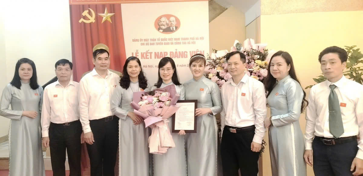 Trang trọng lễ kết nạp đảng viên mới tại Di tích 48 Hàng Ngang