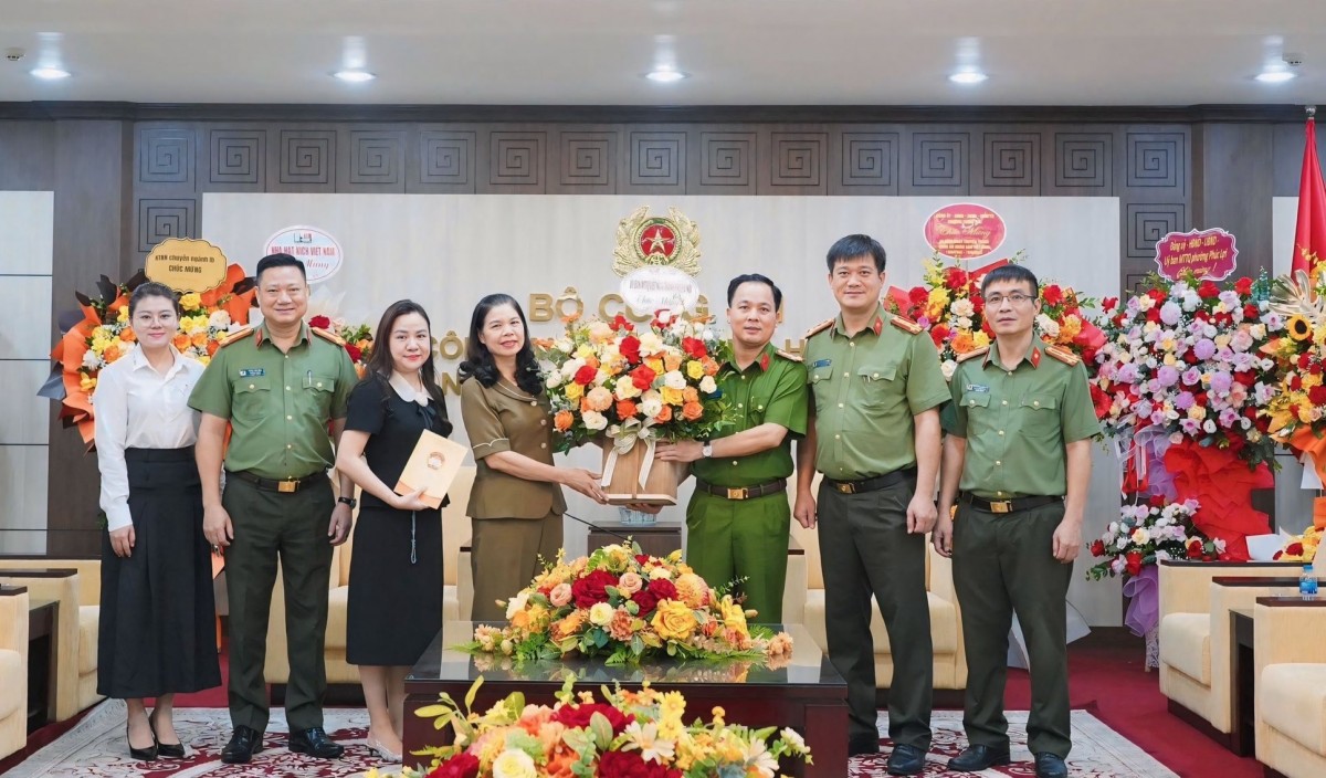 Uỷ ban MTTQ thành phố chúc mừng Công an thành phố Hà Nội nhân kỷ niệm 80 năm Ngày truyền thống Công an nhân dân