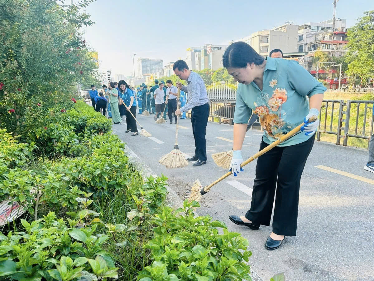 Phường Láng ra quân làm sạch đô thị, lan tỏa thông điệp Hà Nội “Sáng - Xanh - Sạch - Đẹp”