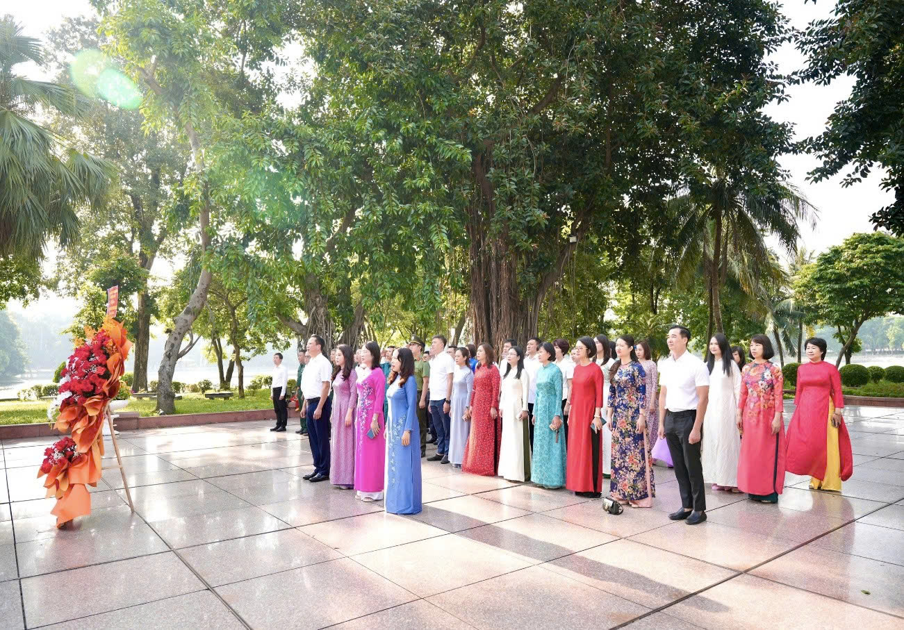 Phường Hai Bà Trưng tổ chức Lễ dâng hoa tại Tượng đài Bác Hồ - Bác Tôn