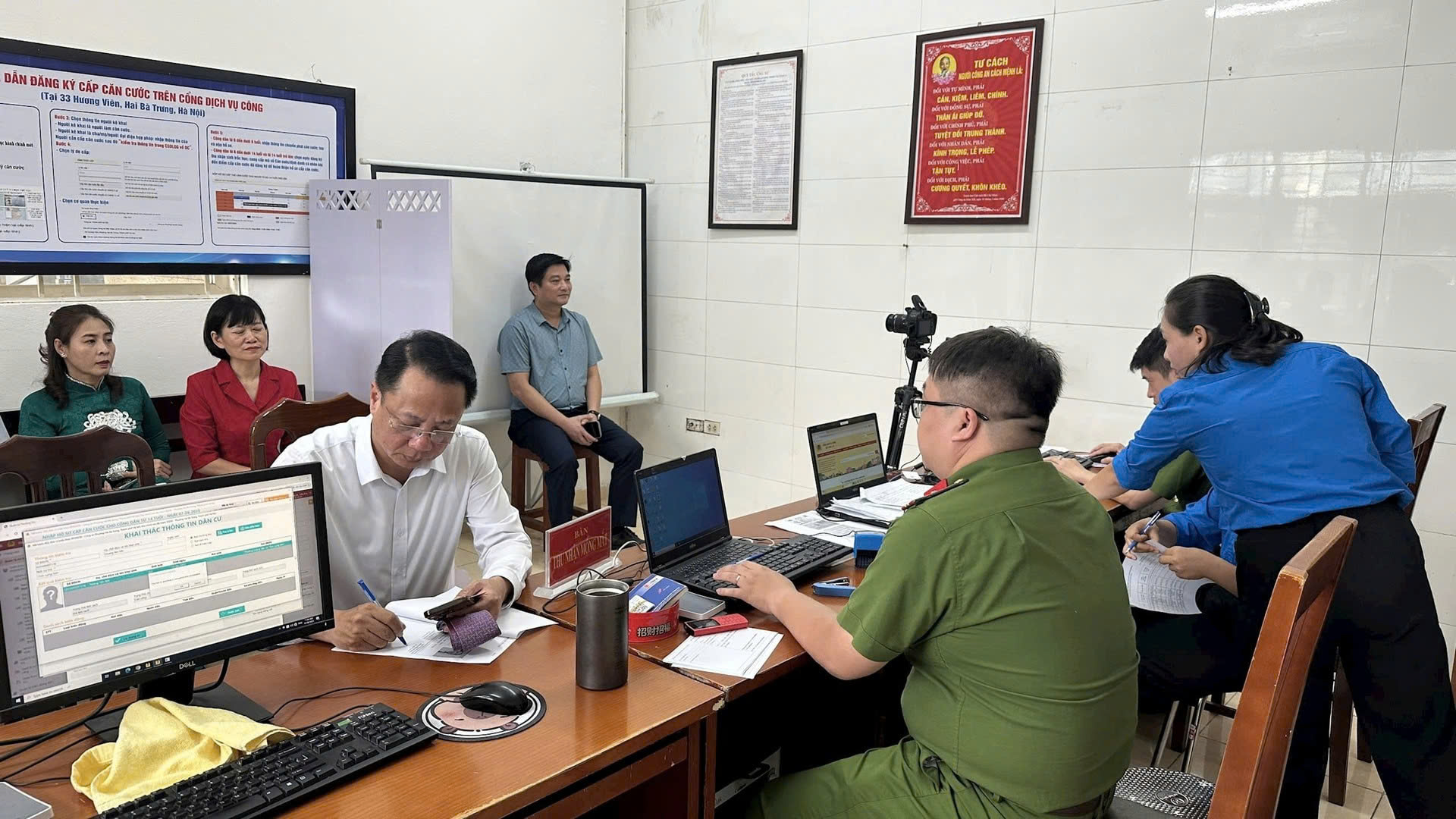 Phường Hai Bà Trưng triển khai đổi thẻ Đảng cho hơn 6.000 đảng viên: Huy động tối đa lực lượng, làm việc 3 ca mỗi ngày đến 23h