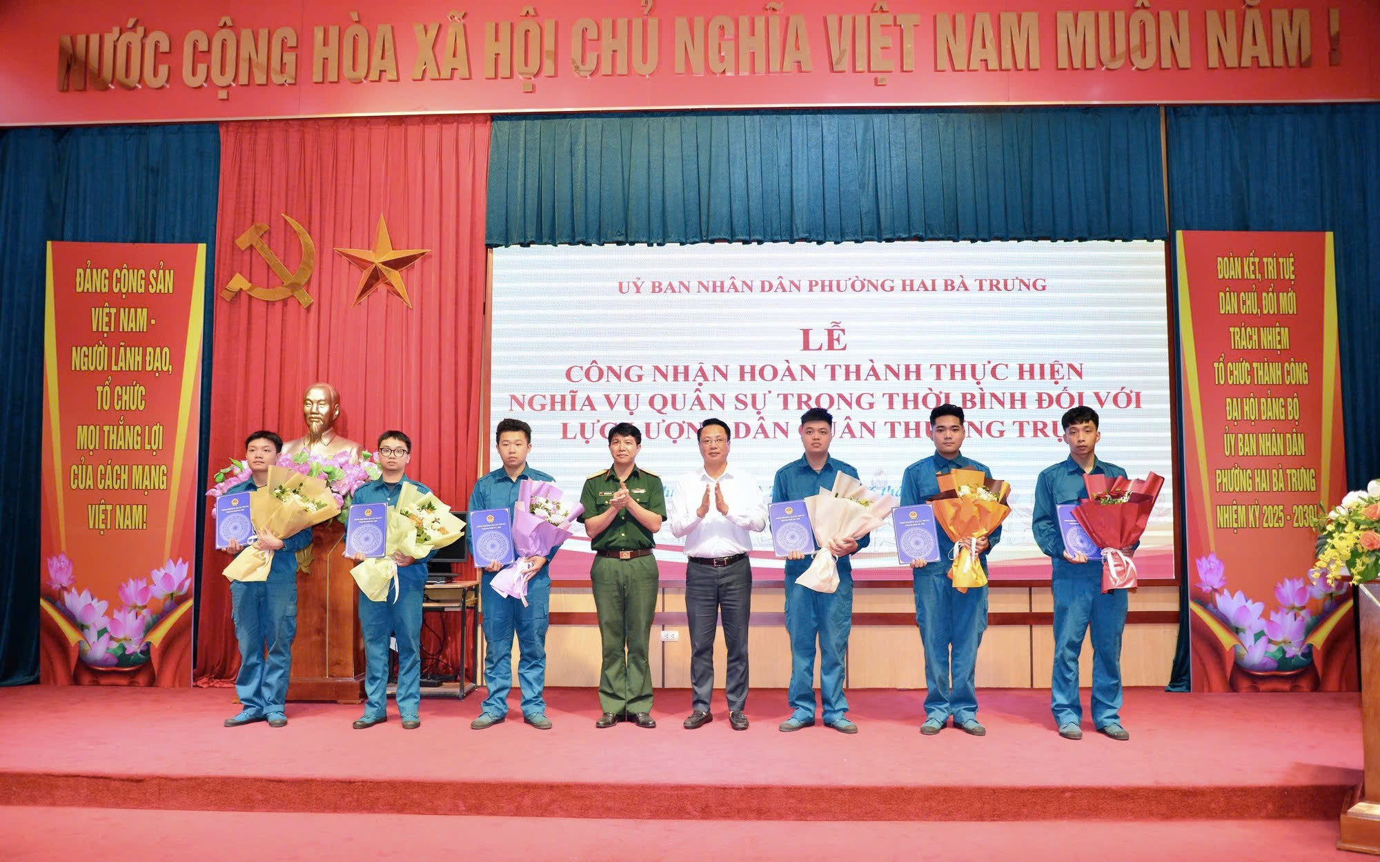 Phường Hai Bà Trưng trao quyết định hoàn thành nghĩa vụ quân sự cho lực lượng dân quân thường trực