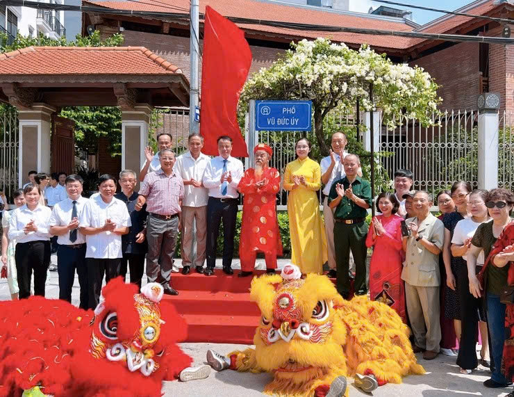 Phường Thanh Liệt gắn biển hai tuyến phố mang tên danh nhân, lan tỏa giá trị lịch sử và tri ân bậc tiền nhân