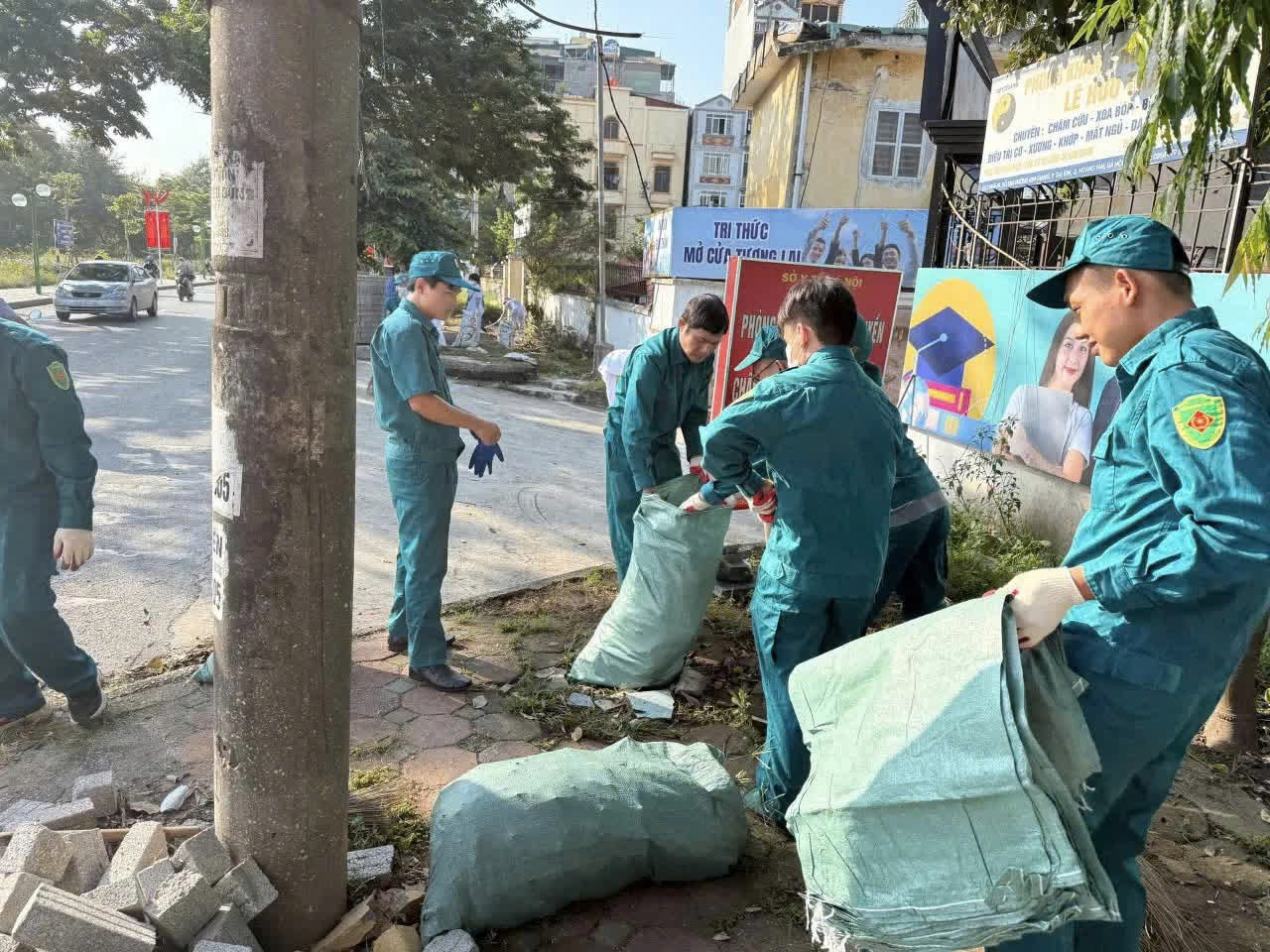 Phường Định Công đồng loạt ra quân tổng vệ sinh môi trường, tạo chuyển biến mạnh mẽ trong xây dựng nếp sống đô thị văn minh