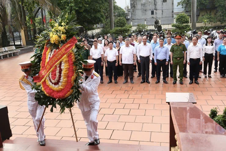 Phường Định Công dâng hương tưởng niệm Bác Hồ và các Anh hùng liệt sĩ: Bồi đắp truyền thống, hun đúc ý chí dựng xây phường giàu mạnh