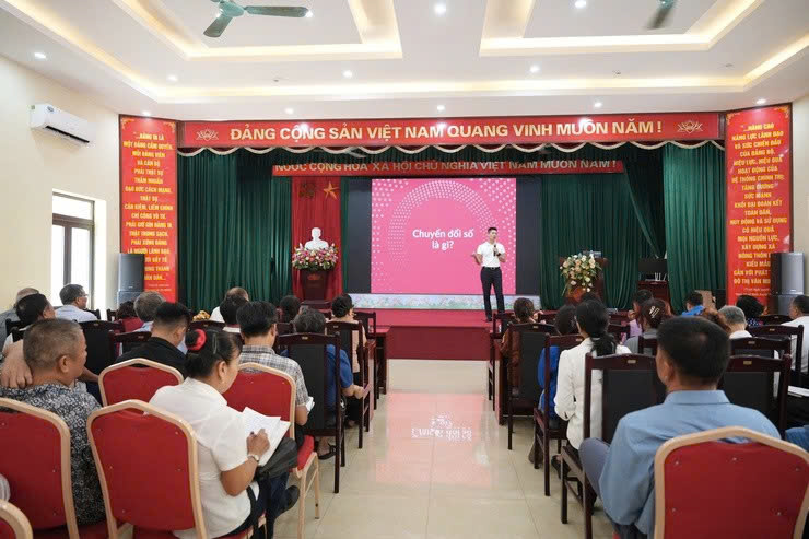 Xã Phù Đổng kích hoạt Chiến dịch “45 ngày đêm” hỗ trợ chuyển đổi số: Tập huấn kỹ năng số cho 56 Tổ cộng đồng