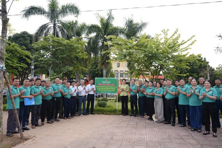 Xã Phù Đổng ra quân chỉnh trang môi trường, chăm sóc tuyến đường nông dân kiểu mẫu chào mừng Đại hội Đảng bộ xã lần thứ I