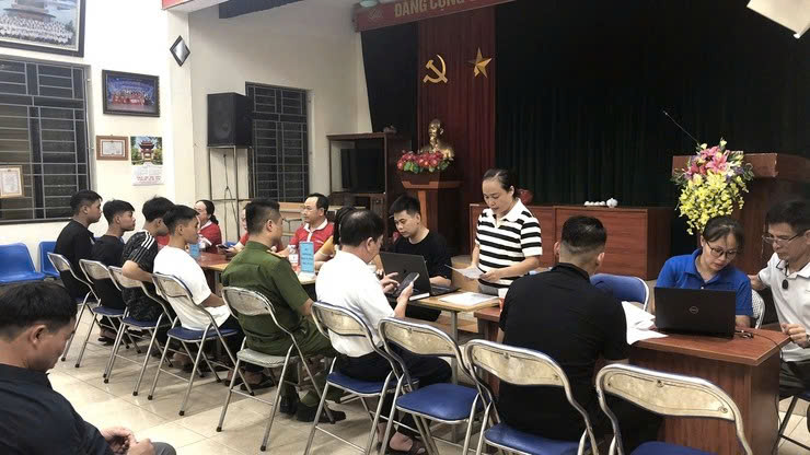 Xã Phù Đổng ra quân Chiến dịch 45 ngày đêm: “Đi từng ngõ, gõ từng nhà, hướng dẫn từng người” thúc đẩy chuyển đổi số toàn diện