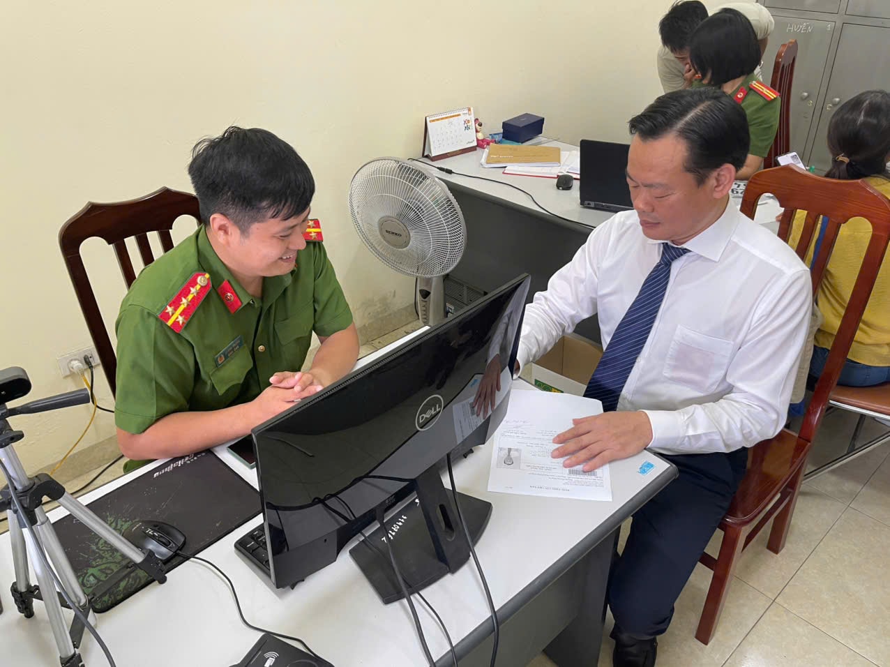 Phường Hồng Hà triển khai cấp đổi thẻ đảng viên, bảo đảm tiến độ hoàn thành trước 2-9