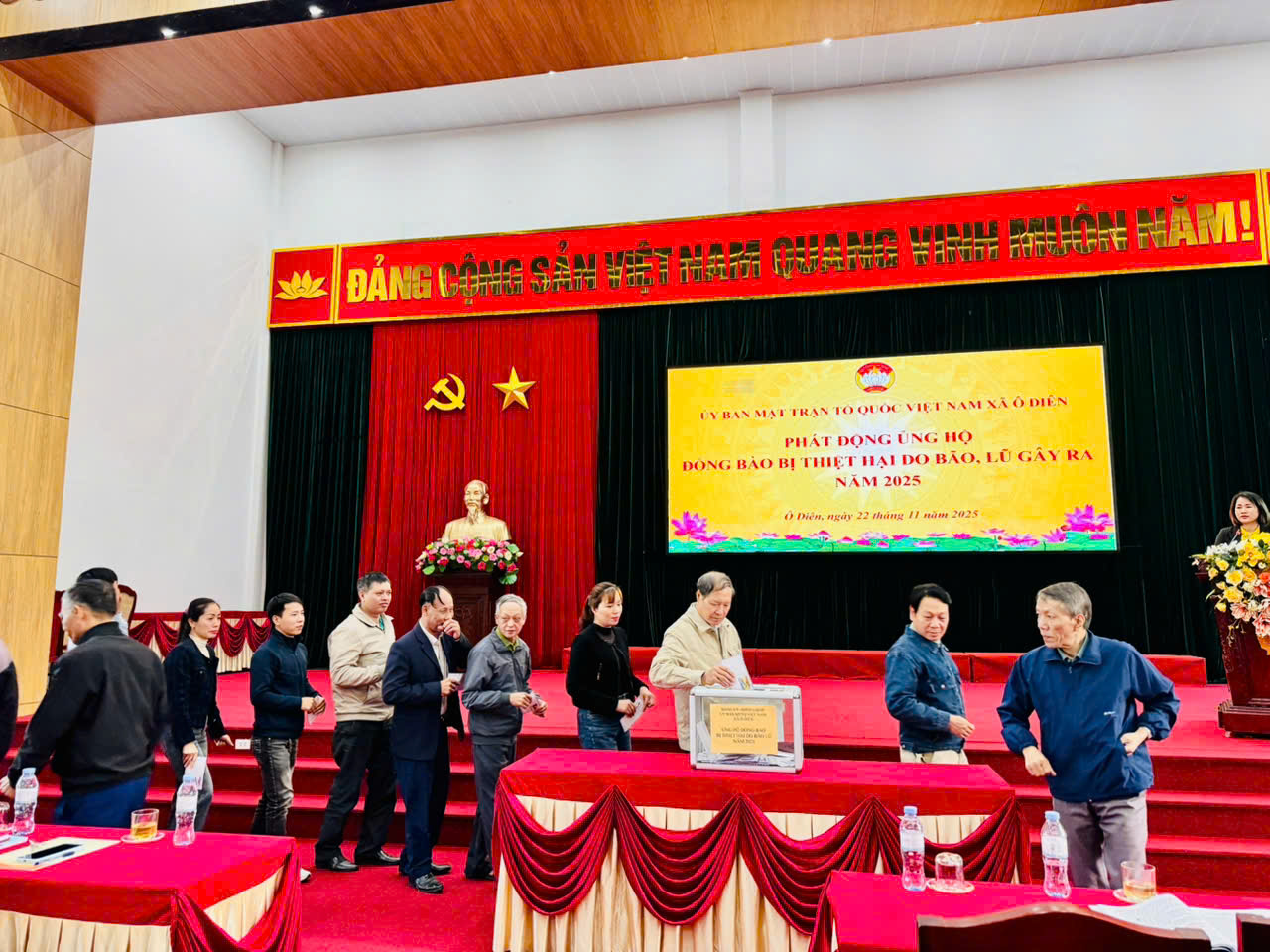 Ủy ban MTTQ Việt Nam xã Ô Diên tổ chức phát động ủng hộ đồng bào bị thiệt hại do mưa lũ gây ra