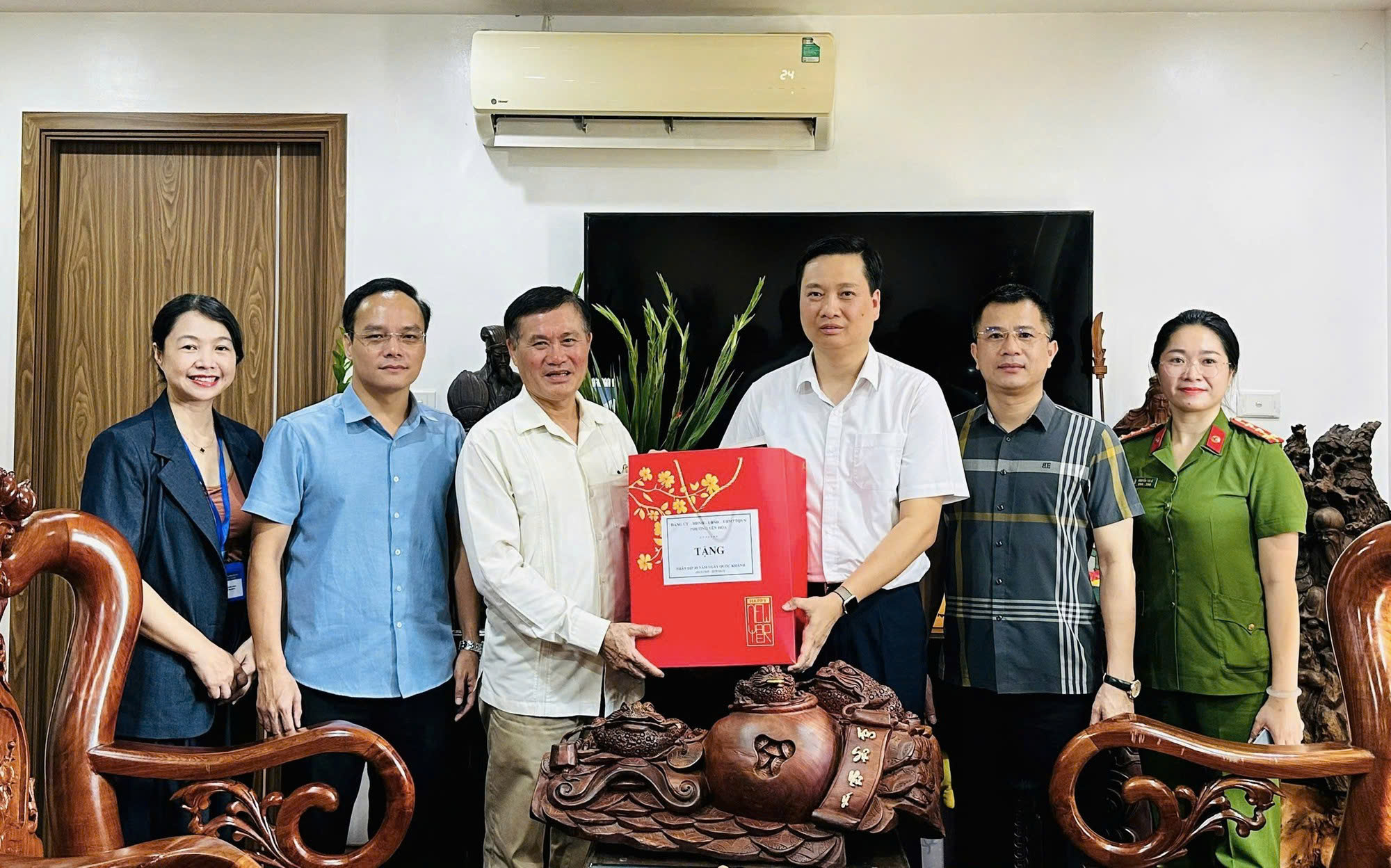 Phường Yên Hòa tri ân các Anh hùng, liệt sĩ nhân dịp Quốc khánh và kỷ niệm 80 năm Ngày truyền thống Công an nhân dân