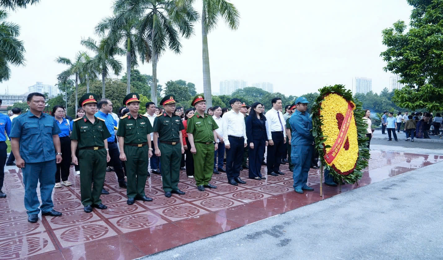 Phường Yên Hòa dâng hương tri ân nhân kỷ niệm 78 năm Ngày Thương binh - Liệt sĩ, lan tỏa đạo lý “Uống nước nhớ nguồn”