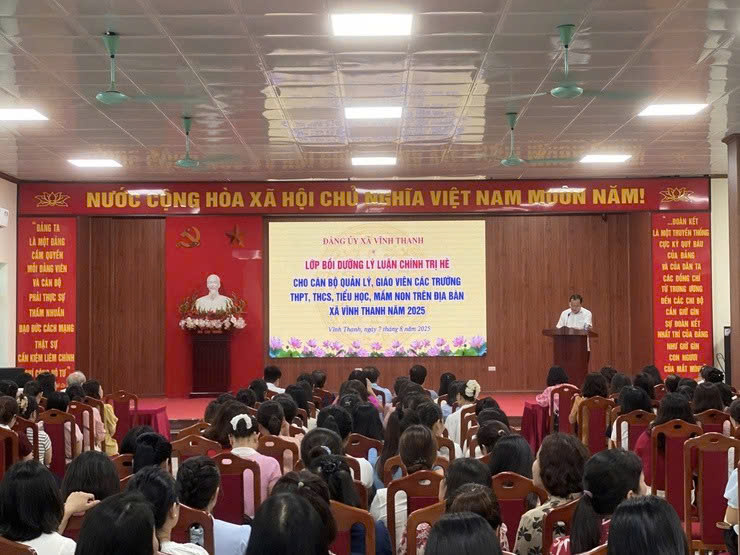 Xã Vĩnh Thanh bồi dưỡng lý luận chính trị hè 2025 cho đội ngũ nhà giáo: Củng cố bản lĩnh, nâng cao chất lượng giáo dục trong giai đoạn mới