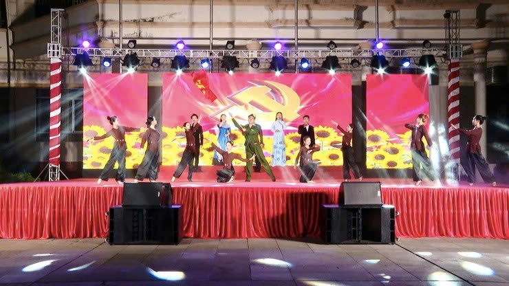 Xã Thanh Trì rộn ràng đêm hội văn nghệ chào mừng thành công Đại hội Đảng bộ xã lần thứ I