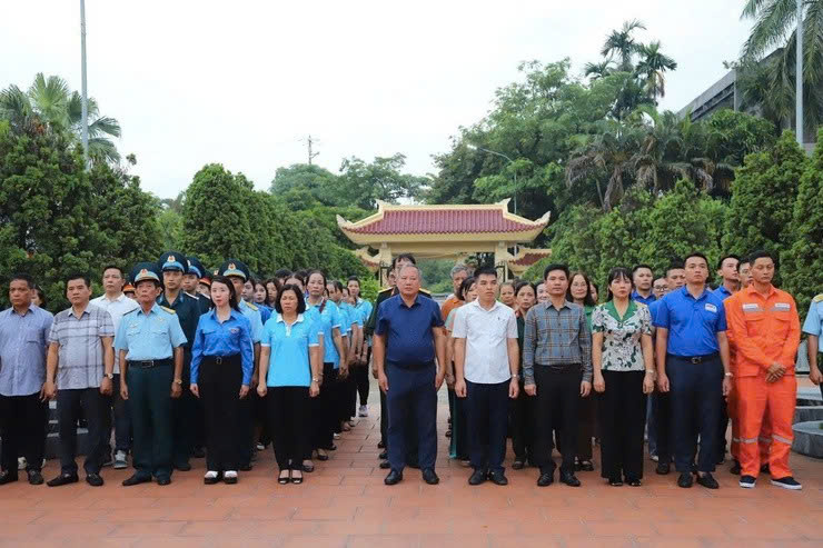 Xã Thanh Trì dâng hương tưởng niệm các anh hùng liệt sĩ, lan tỏa đạo lý “Uống nước nhớ nguồn”