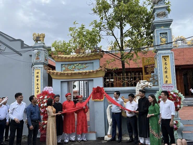 Xã Ngọc Hồi gắn biển công trình trùng tu Miếu đình Vĩnh Trung: Bảo tồn giá trị di sản, bồi đắp bản sắc văn hóa địa phương