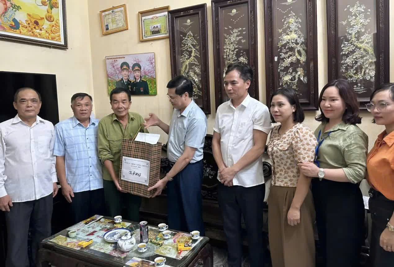 Lãnh đạo xã Ngọc Hồi thăm, tặng quà thương binh, bệnh binh và gia đình chính sách tiêu biểu