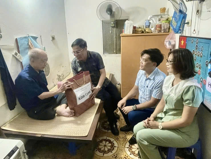 Xã Đại Thanh thăm, tặng quà tri ân thương bệnh binh nặng nhân kỷ niệm 78 năm Ngày Thương binh - Liệt sĩ