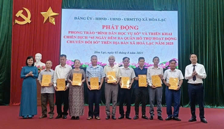 Xã Hòa Lạc phát động “Bình dân học vụ số”: Khơi dậy tinh thần học tập số, thúc đẩy 45 ngày chuyển đổi mạnh mẽ trong toàn dân