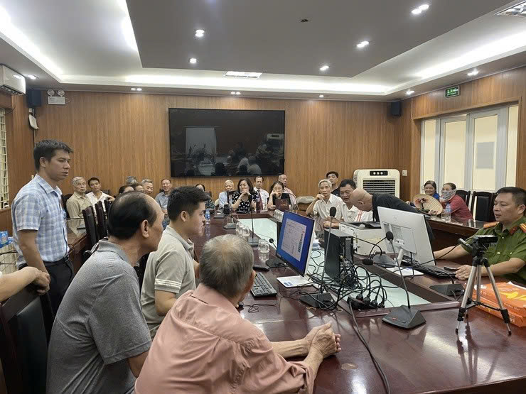 Phường Việt Hưng triển khai đổi thẻ đảng viên trên môi trường số: Quy trình chặt chẽ, quyết tâm đồng bộ dữ liệu, nâng cao hiệu quả quản lý đảng viên