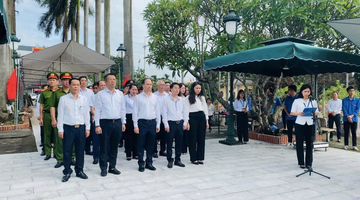 Phường Việt Hưng dâng hương tri ân, lan tỏa đạo lý “Uống nước nhớ nguồn” nhân 78 năm Ngày Thương binh - Liệt sĩ