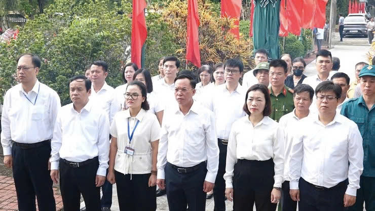 Phường Long Biên dâng hương tri ân nhân kỷ niệm 78 năm Ngày Thương binh - Liệt sĩ, lan tỏa đạo lý “uống nước nhớ nguồn”